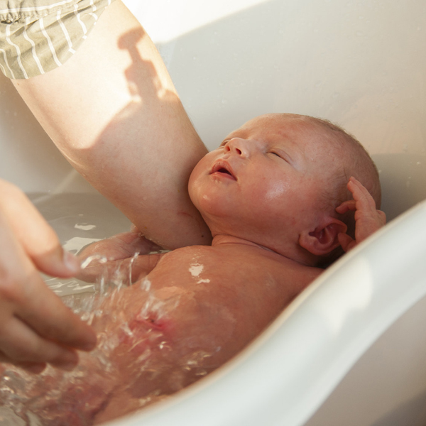 حمام کردن نوزاد در یک وان یا لگن کوچک