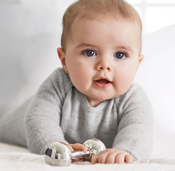 غلت زدن نوزاد شیرخوار غلت زدن نوزاد شیرخوار